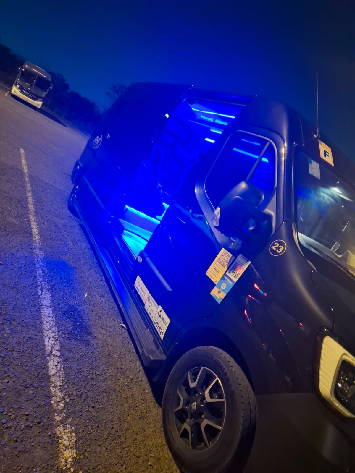 Van executiva Cleytão Vans com iluminação interna azul